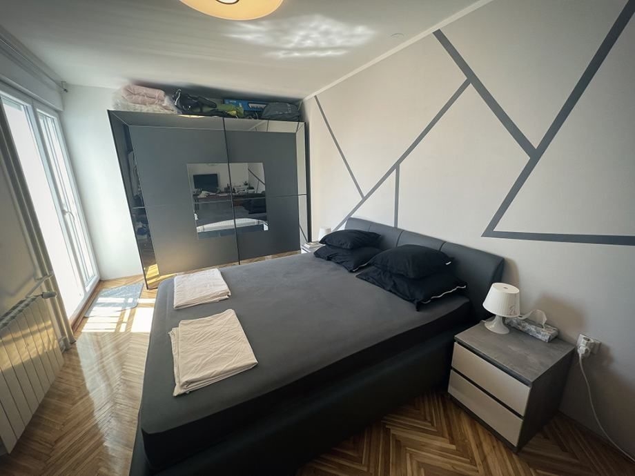 Nowoczesna i przytulna sypialnia.