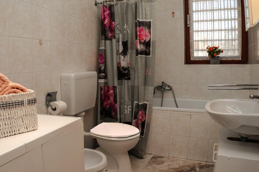 Łazienka z wanną i toaletą.