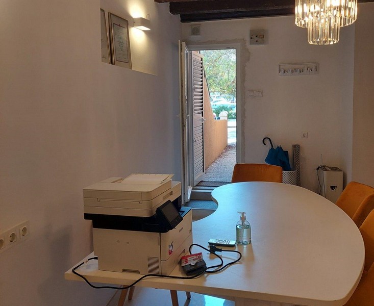 Widok z części dziennej na promenadę i morze.