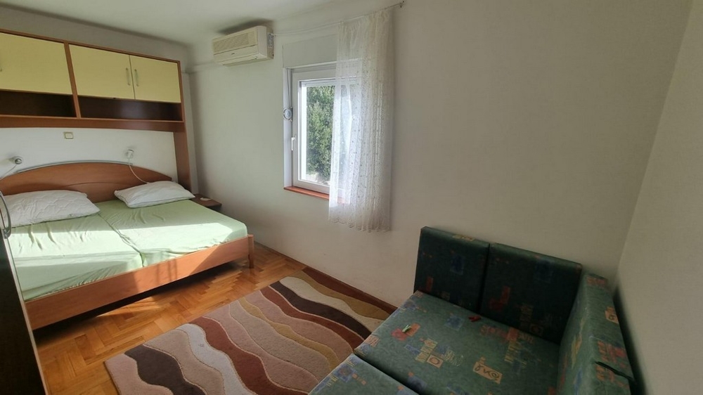 Przestronna sypialnia z oknem