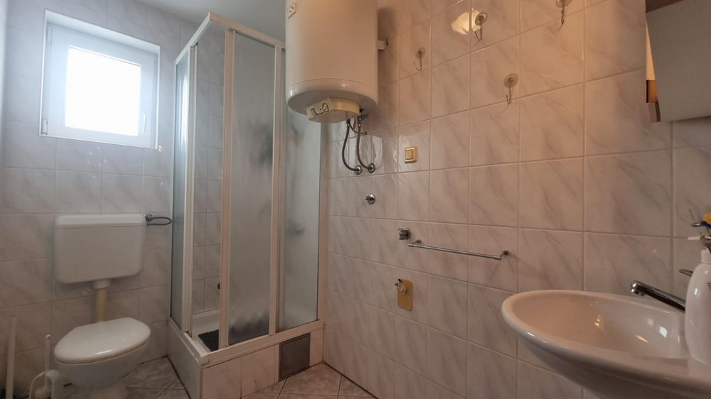 Łazienka z oknem i prysznicem