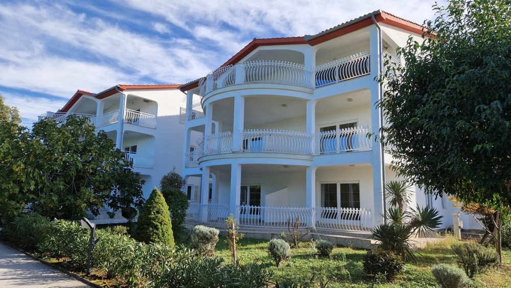 Piękny budynek mieszkalny z zadbanymi apartamentami ze wspólnym basenem