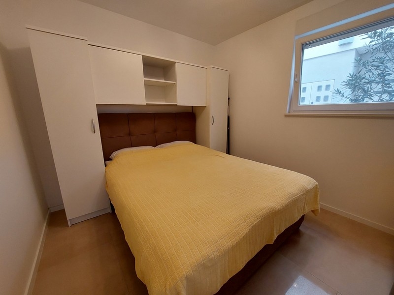 Sypialnia z zabudowaną szafą.