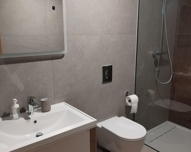 Nowoczesna łazienka z kabiną prysznicową.