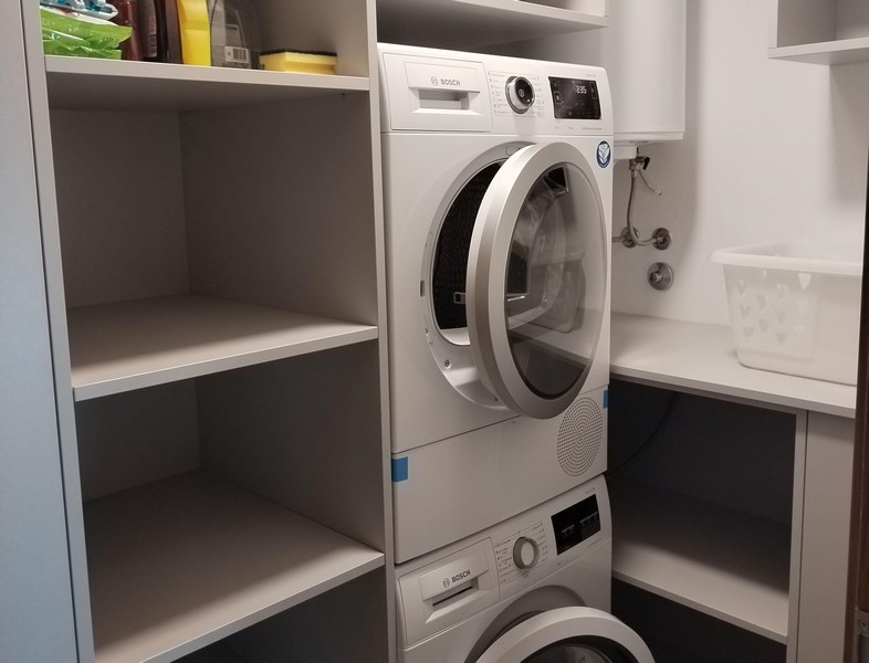 Pralka i suszarka w łazience.