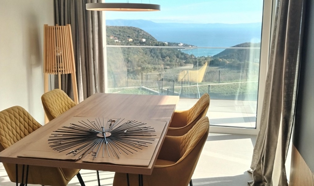 Widok na stół jadalny i morze - nieruchomość A3124 w Chorwacji.