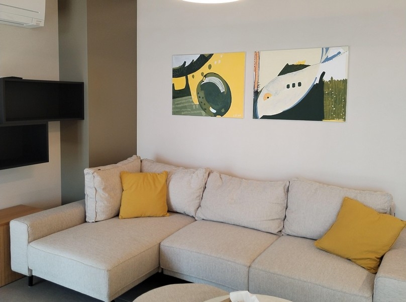 Widok na nowoczesną kanapę, która jest wliczona w cenę zakupu.