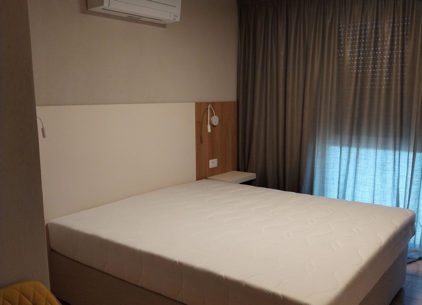 Klimatyzowana sypialnia z nowoczesnym podwójnym łóżkiem.