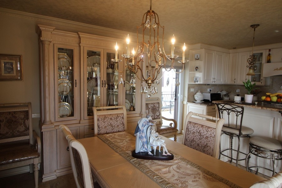 Przestronna jadalnia