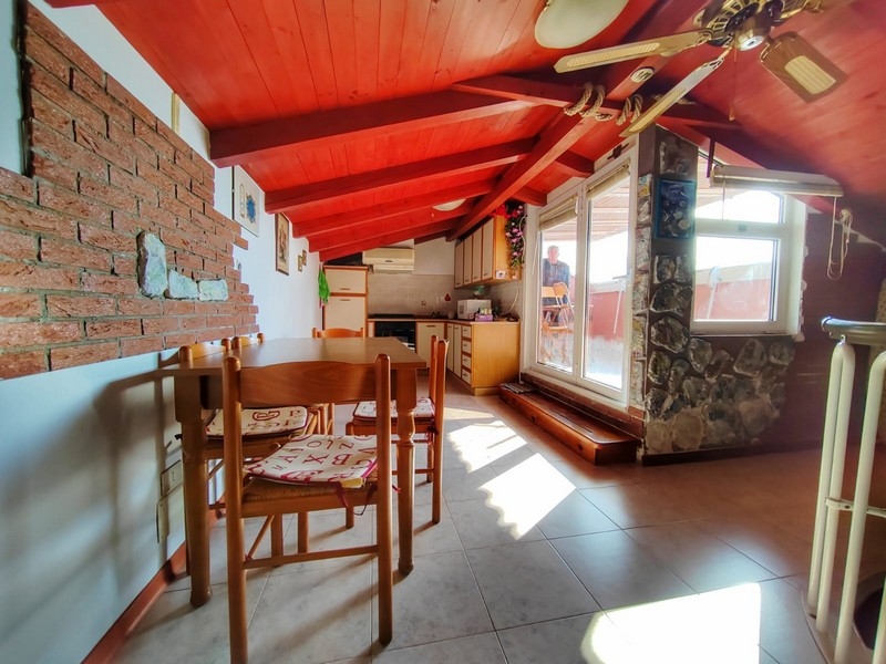 Widok z pokoju i tarasu na ostatnim piętrze nieruchomości.