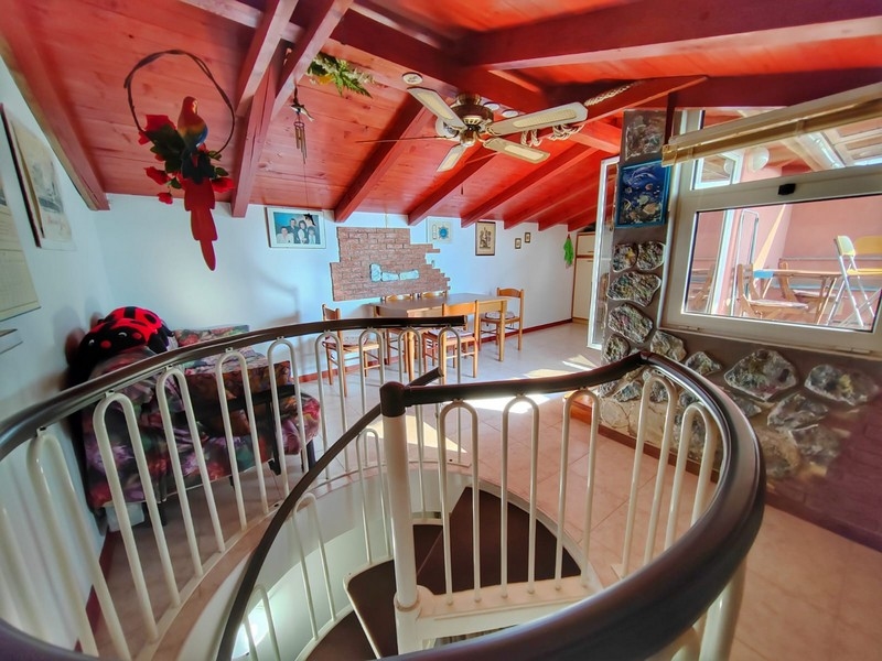 Na najwyższe piętro prowadzą kręcone schody.