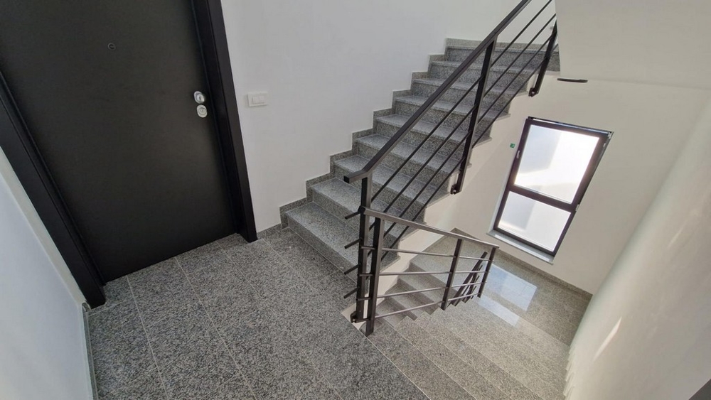 Panorama Scouting - Strefa wejściowa i klatka schodowa w nowoczesnej nieruchomości w Chorwacji.