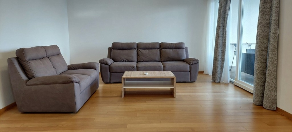 Przytulny salon z nowoczesnymi sofami i dostępem do tarasu w nieruchomości Opatija.