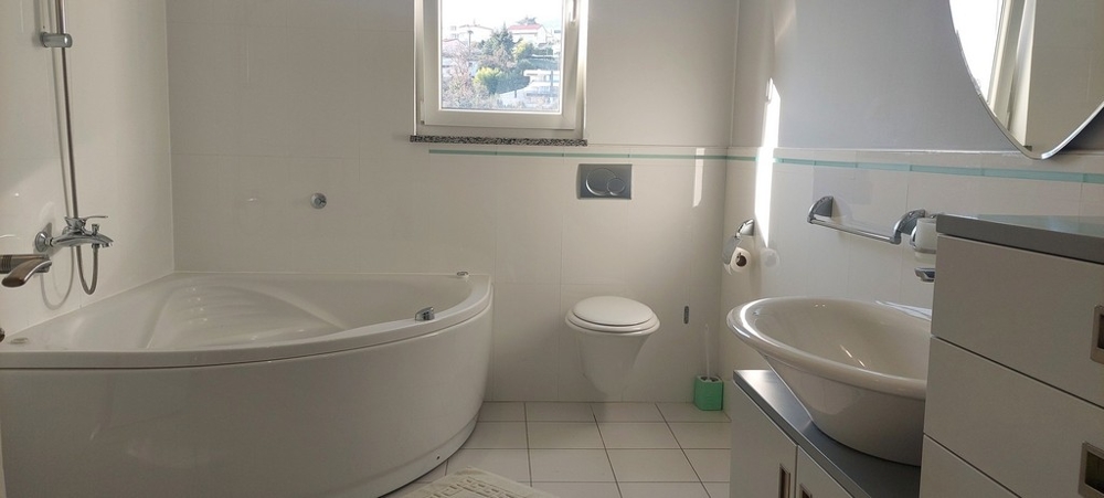 Łazienka z dużą wanną i oknem