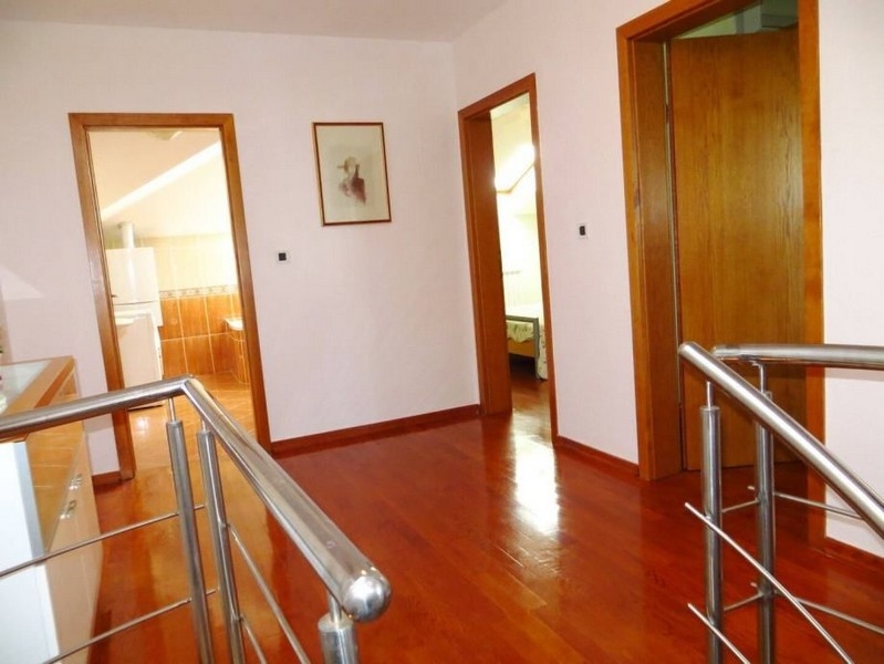 Widok wnętrza z drewnianymi podłogami i poręczami schodów, nieruchomość w Opatija, Chorwacja, A3157.