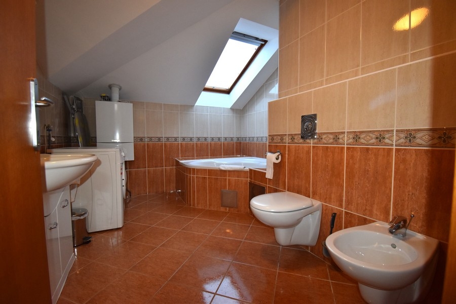 Łazienka z wanną w dwupoziomowym mieszkaniu, Nieruchomość Opatija, Chorwacja, A3157.