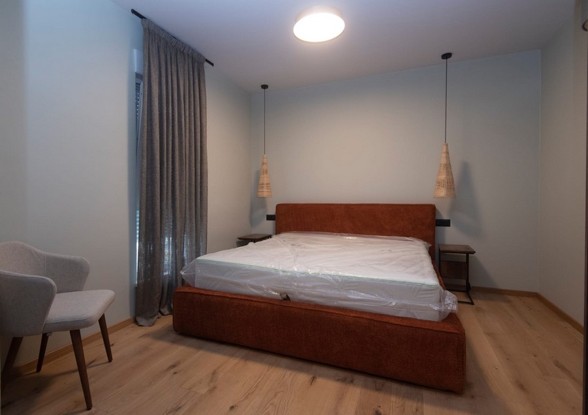 Główna sypialnia z wygodnym dużym łóżkiem w nowoczesnym apartamencie na sprzedaż w Splicie w Chorwacji.