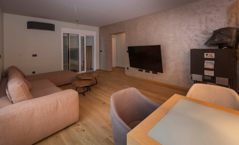 Przytulny salon w nowoczesnym apartamencie w Splicie w Chorwacji, z eleganckimi meblami i ciepłą atmosferą.