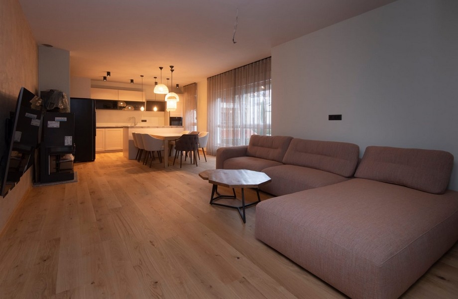 Zapraszający salon z nowoczesnymi udogodnieniami w mieszkaniu na sprzedaż w Splicie w Chorwacji, z naturalnym światłem.