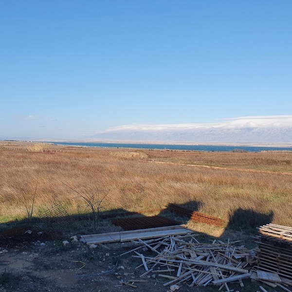 Naturalny krajobraz i widoki na morze w Privlaka w Chorwacji, w pobliżu apartamentów na sprzedaż.