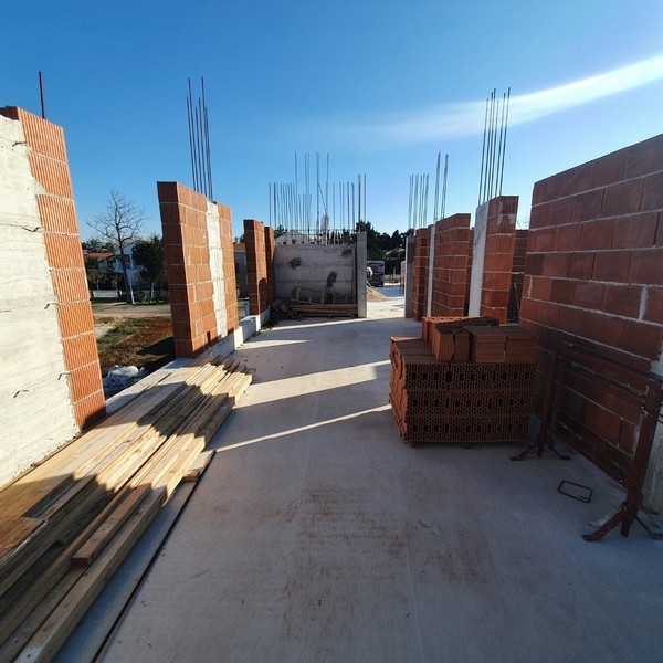 Plac budowy nowego projektu mieszkaniowego w Privlace koło Zadaru z dostępnymi mieszkaniami