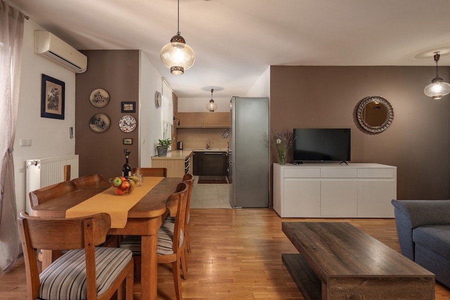 Otwarta część dzienna z dostępem do kuchni w mieszkaniu na sprzedaż w Chorwacji.