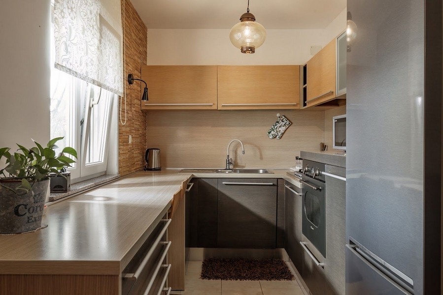 Funkcjonalna kuchnia z nowoczesnym sprzętem w mieszkaniu na sprzedaż w Chorwacji.