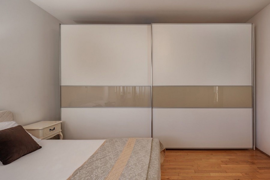 Sypialnia z dużą szafą i parkietem na sprzedaż w Chorwacji.