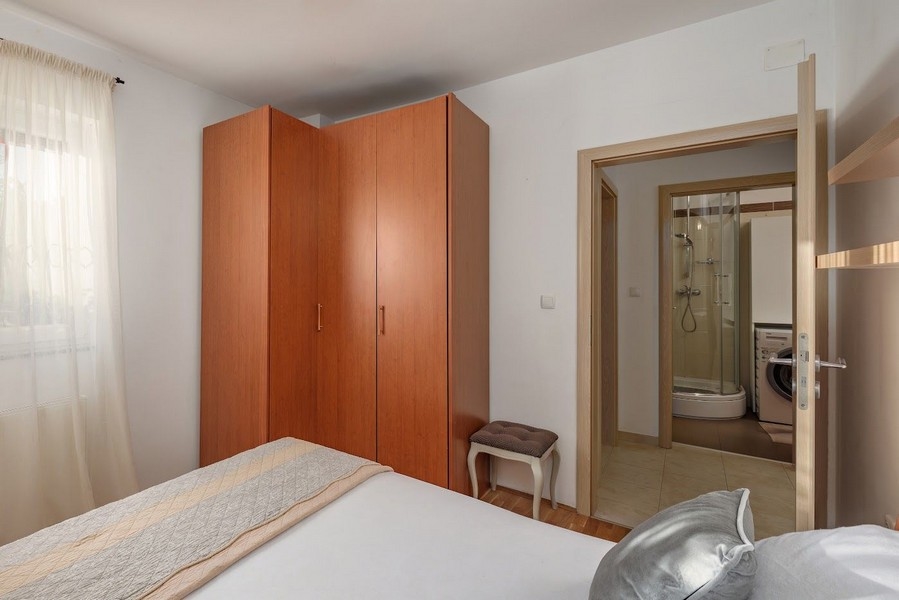 Sypialnia z bezpośrednim dostępem do łazienki w chorwackim kondominium