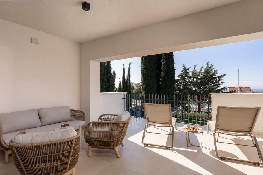 Strefa relaksu na tarasie luksusowego apartamentu na Istrii z widokiem na morze i wygodnymi miejscami do siedzenia