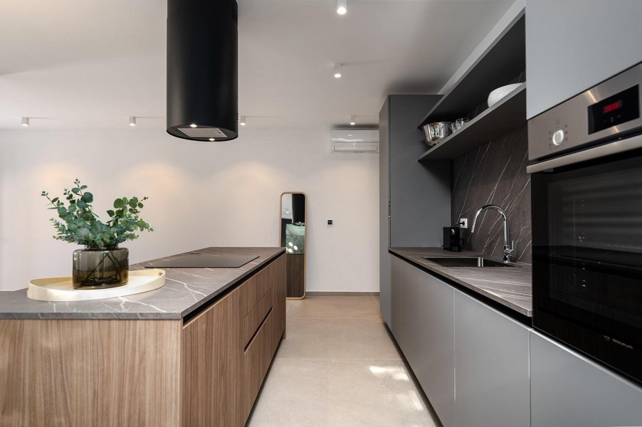 Szczegółowy widok kuchni na Istrii Luksusowy apartament z eleganckimi wykończeniami i nowoczesnym wyposażeniem