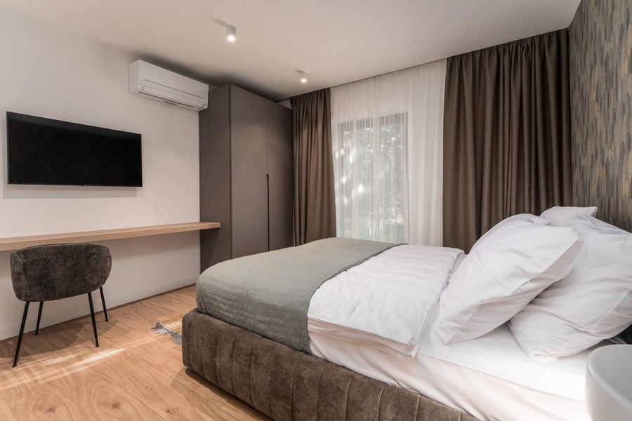 Sypialnia w luksusowym apartamencie na Istrii z subtelnym oświetleniem i eleganckim designem