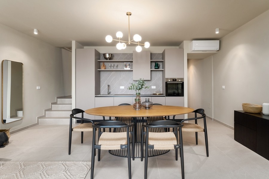 Przestronna jadalnia w nowoczesnym luksusowym apartamencie na Istrii