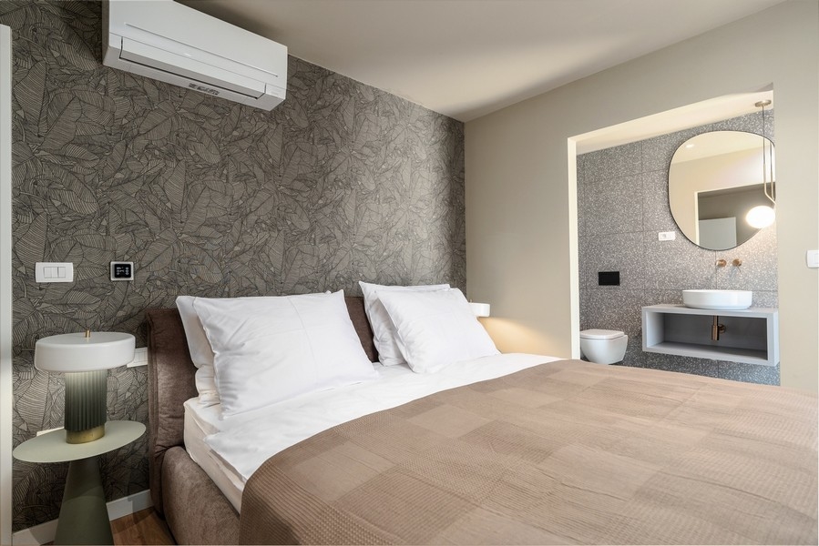 Sypialnia w luksusowym apartamencie na Istrii z designerską ścianą i nowoczesnym wnętrzem