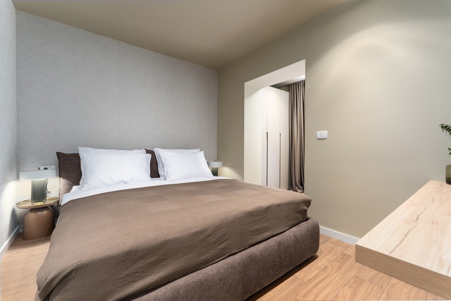 Jasna sypialnia na Istrii z dużym łóżkiem i nowoczesnym designem