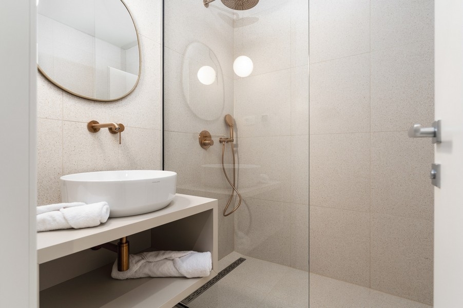 Elegancka łazienka z nowoczesnym wyposażeniem w luksusowej nieruchomości na Istrii