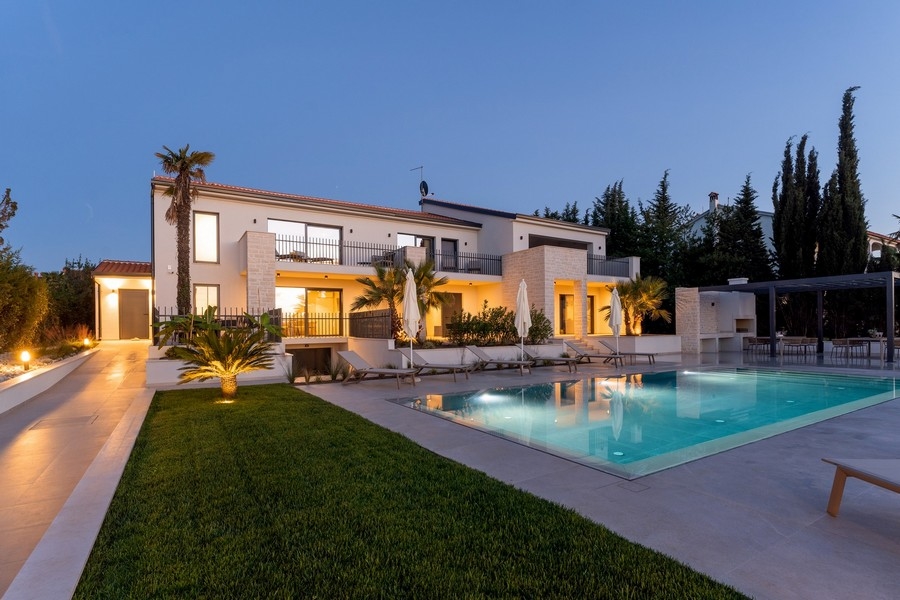 Wieczorne oświetlenie luksusowych apartamentów z basenem na Istrii