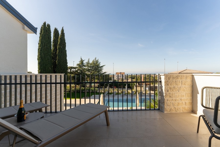 Widok z tarasu na basen i morze w luksusowej posiadłości na Istrii