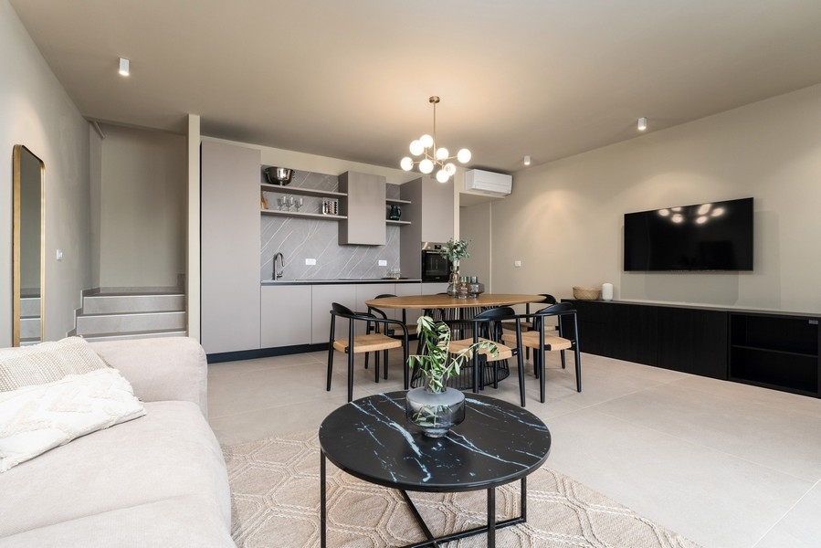 Nowoczesny salon z kuchnią w luksusowym apartamencie na Istrii