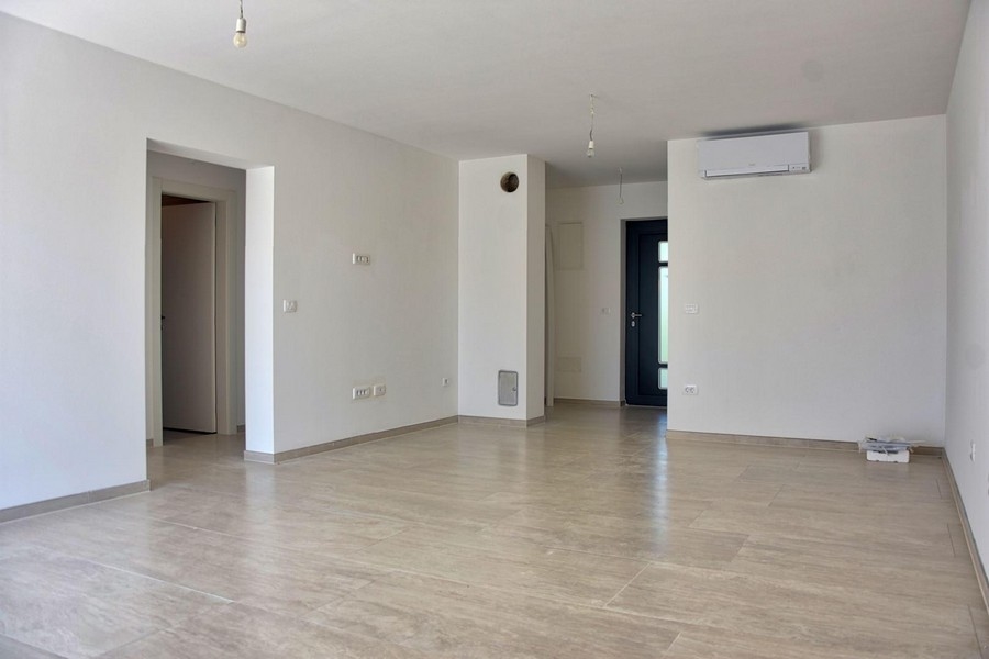 Przestronny salon z klimatyzacją i neutralną kolorystyką, nieruchomość w Porec