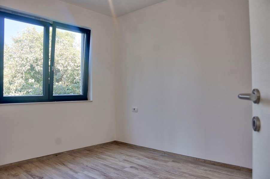 Druga sypialnia z widokiem na okno na tereny zielone, część oferty nieruchomości w Porecu