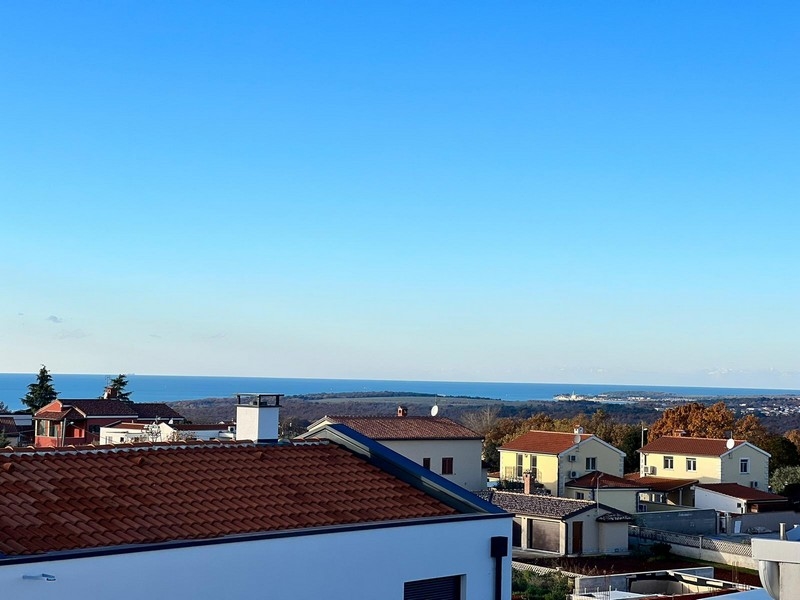 Widok na dachy Porec z widokiem na morze w tle, nieruchomość Porec