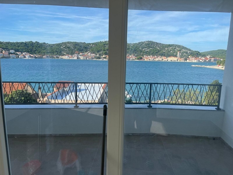 Taras z widokiem na morze i balustradą balkonową