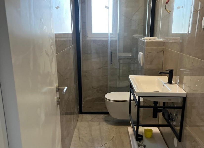 Łazienka z nowoczesnym prysznicem i umywalką