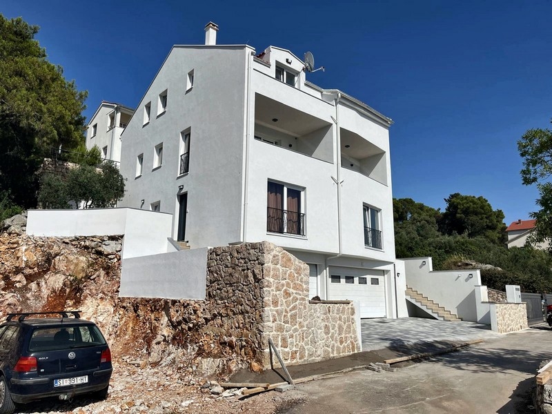 Widok zewnętrzny nieruchomości, nowoczesna elewacja z garażem i klatką schodową