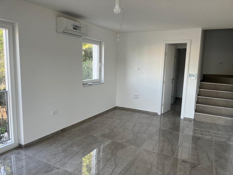 Pokój dzienny z wysokiej jakości płytkami.