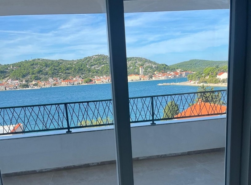 Widok na morze z tarasu obiektu.