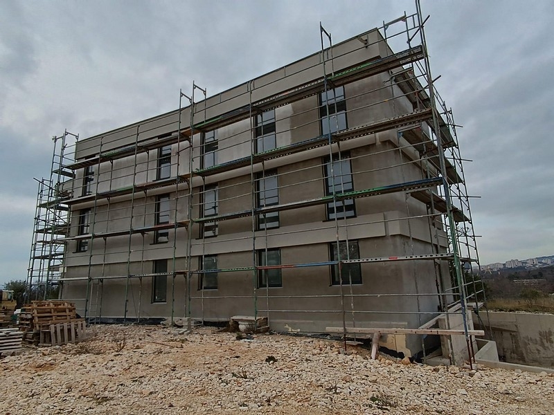 Widok z boku nieruchomości w budowie w Chorwacji z widocznymi elementami konstrukcyjnymi