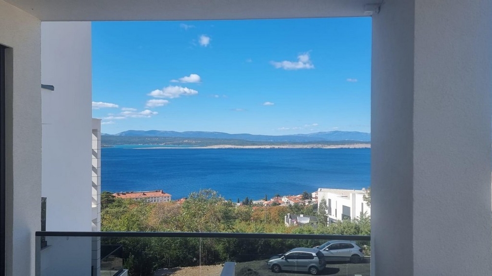 Widok na morze przez otwór z tarasu chorwackiego apartamentu.