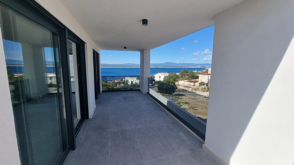 Zadaszony taras nowoczesnego apartamentu w Chorwacji z widokiem na morze i okolicę.